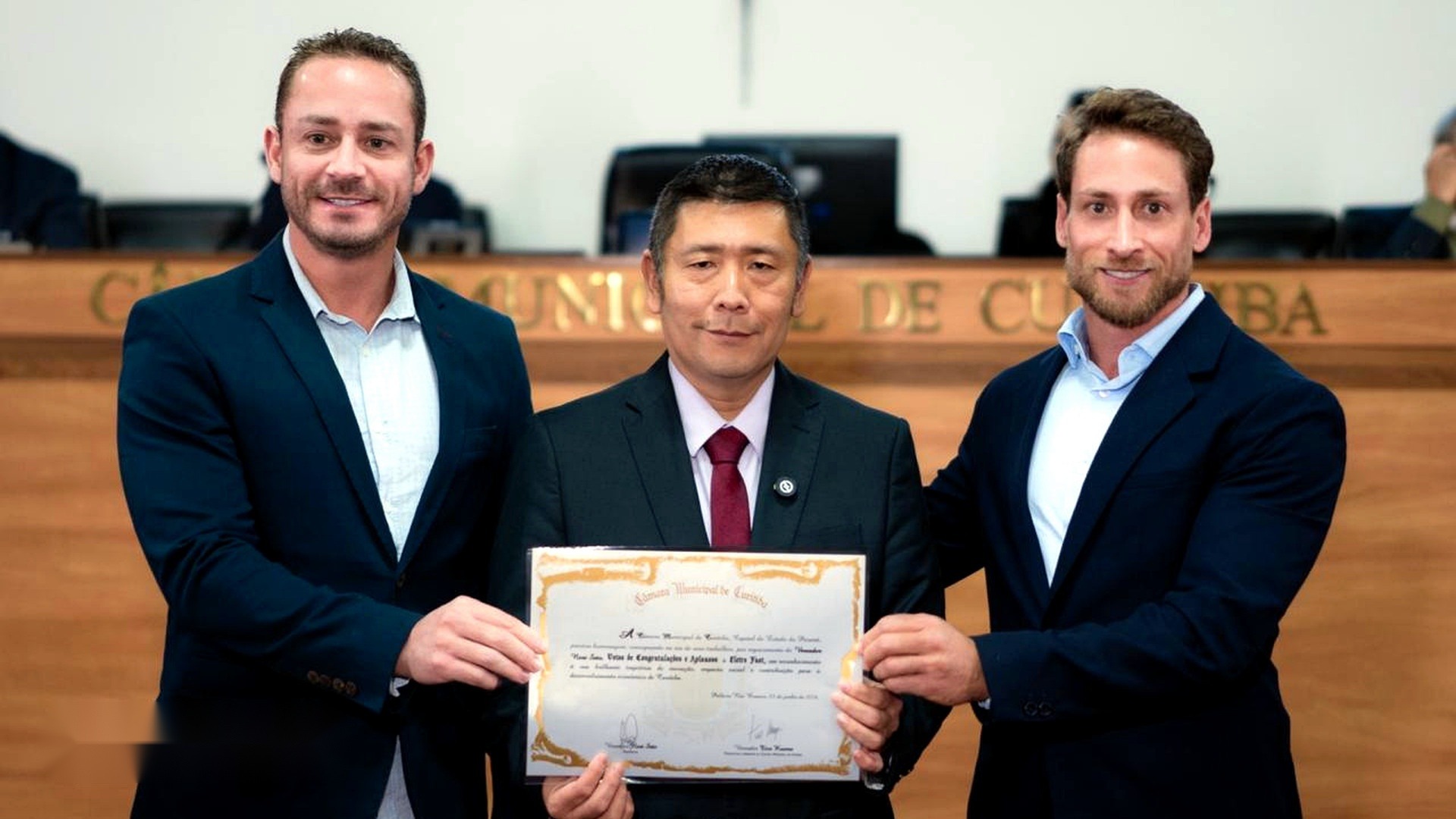 Proprietários da Eletro Fast recebendo homenagem da Câmara Municipal de Curitiba